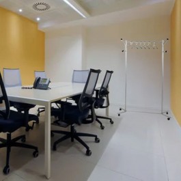Vestiaire portant à roulettes dans un bureau