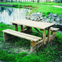 table avec bancs en bois