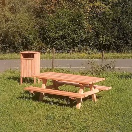 exemple en situation de table pique-nique avec une poubelle en bois