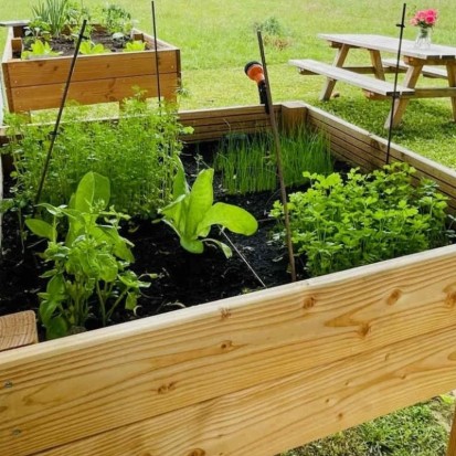 exemple de table potagère en bois dans un parc avec une table pique-nique en bois table potagère en bois