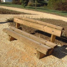 banc public stable et robuste avec assise et dossier en demi rondins de bois