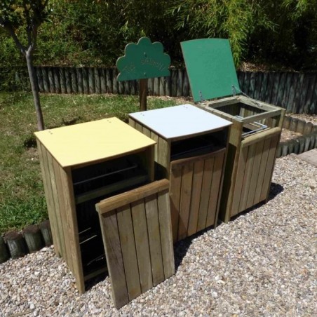trois corbeilles de tri sélectif en bois avec couvercle de couleur différente et panneau signalétique