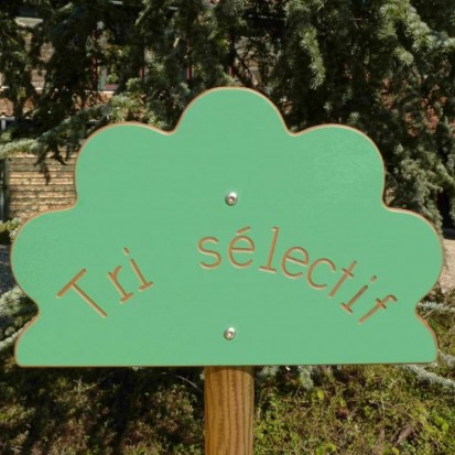 trois corbeilles de tri sélectif en bois avec couvercle de couleur différente et panneau signalétique