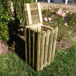 poubelle en bois avec couvercle ouvert