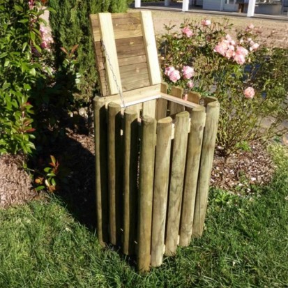 poubelle en bois avec couvercle fermé