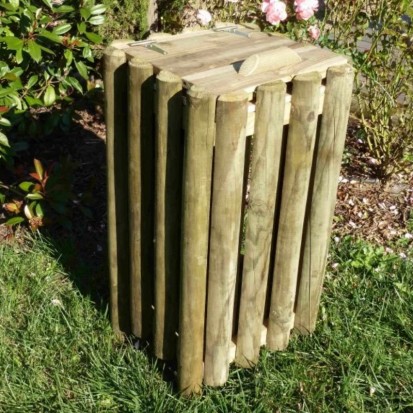 poubelle en bois avec couvercle fermé