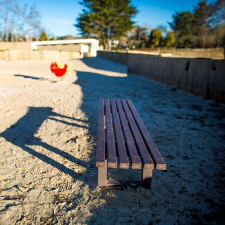 Banquette publique en plastique recyclé dans une aire de jeux
