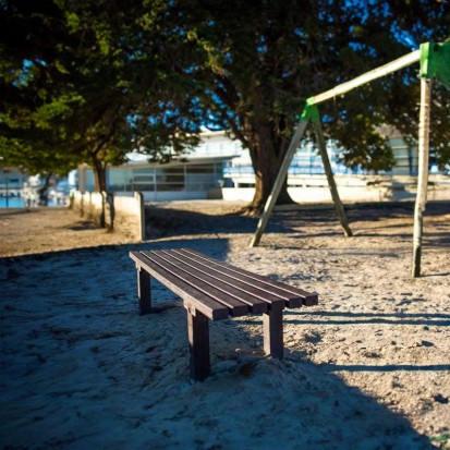 Banquette publique en plastique recyclé dans une aire de jeux
