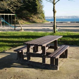 Table pique-nique en plastique recyclé avec  pieds droits et style rustique