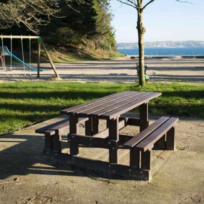 Table pique-nique en plastique recyclé avec  pieds droits et style rustique