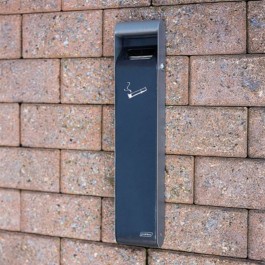 Cendrier mural 3L  en acier galvanisé  de couleur gris anthracite fixé sur un mur