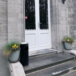 borne cendrier dans une entrée à l'extérieur