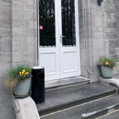 Borne cendrier de 30 litres en acier galvanisé peinte en noir