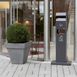 cendrier poubelle extérieur devant un commerce