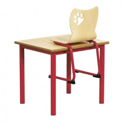 chaise écolier coque avec piétement appui sur table rouge