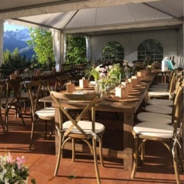 table en bois rustique avec chaises