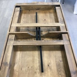 table en bois pliante avec pieds repliés vu de dessous