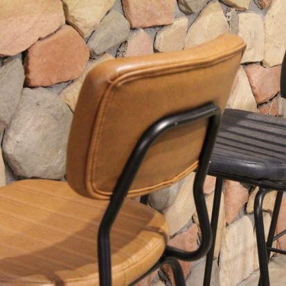 chaise haute bar avec piétement en acier et assise et dossier en simili cuir