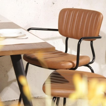 fauteuil restaurant professionnel avec structure en acier noir et dossier et assise en cuir synthétique