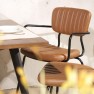 fauteuil restaurant professionnel avec structure en acier noir et dossier et assise en cuir synthétique