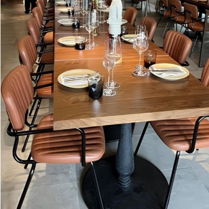 fauteuil restaurant professionnel avec structure en acier noir et dossier et assise en cuir synthétique