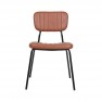 chaise empilable CHR avec piétement en acier noir et assise et dossier en simili cuir marron
