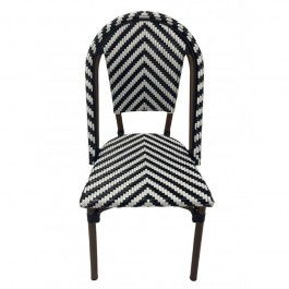 chaise de terrasse de café en rotin synthétique motif chevrons noir et blanc vue de face