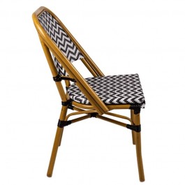 Chaise de terrasse de restaurant avec motifs chevrons noirs et blancs sur le dossier et l'assise vue de profil