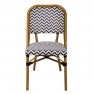 Chaise de terrasse café en textilène avec motifs chevrons noirs et blancs et pieds effet bambou