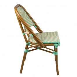 Chaise de terrasse de restaurant en rotin synthétique vert d'eau et crème vue de profil