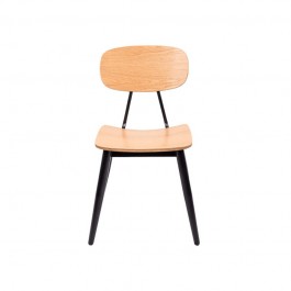 chaise de café avec pieds en acier noirs et dos et assise en bois vue de face