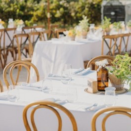 ensemble de chaises de réception en bois autour d'une table
