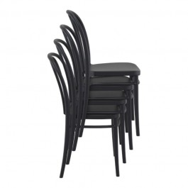 chaises polypropylène noires empilées