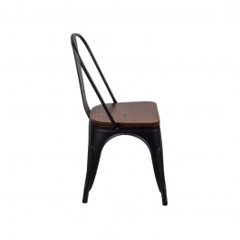 chaise industrielle avec structure métallique noire et assise en bois foncé vue de profil