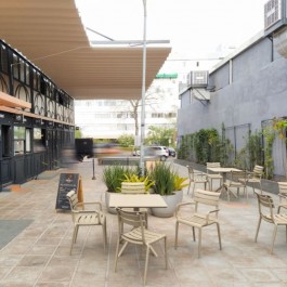 Mobilier CHR en polypropylène taupe en terrasse de restaurant