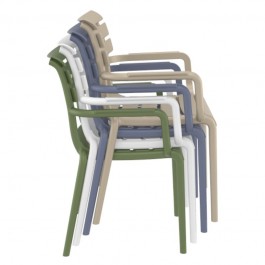 Pile de fauteuils de terrasse de restaurant de différentes couleurs