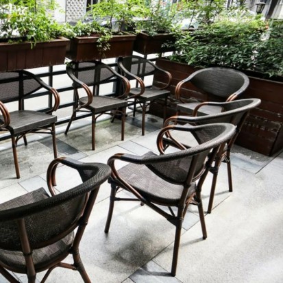 Chaise bistrot empilable en textile polyester gris clair