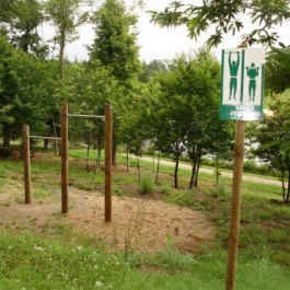 Barres d'exercices et panneau pour aire de sport extérieur