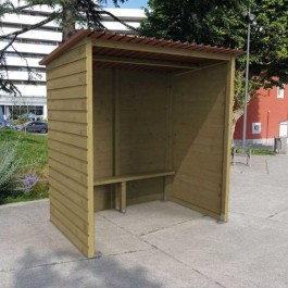 abris bus en bois sur un trottoir