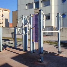 Agrès sportif sénior pour parcours sportif urbain en ville