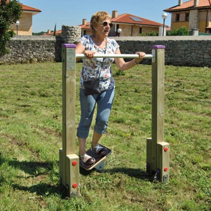 Agrès sportif extérieur sénior avec balancier de hanches