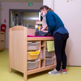 Table à langer dans une crèche