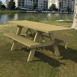 table en bois de pique nique en extérieur