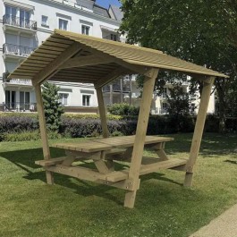 table de pique nique avec toit en bois dans un espace public