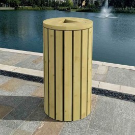 poubelle bois extérieur sur une place publique