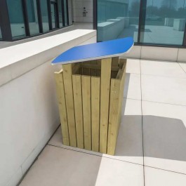 Poubelle urbaine en bois avec toit sur une terrasse