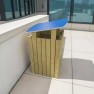Poubelle publique en bois avec toit en PEHB bleu