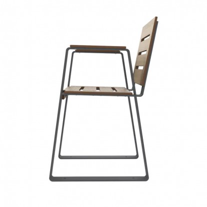Fauteuil extérieur senior HPL ajouré aspect chêne clair et structure en acier