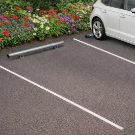 Butée de parking droite Ø 76 mm galvanisé sur une place de stationnement