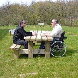 Table de pique-nique en bois ACCES adaptée PMR